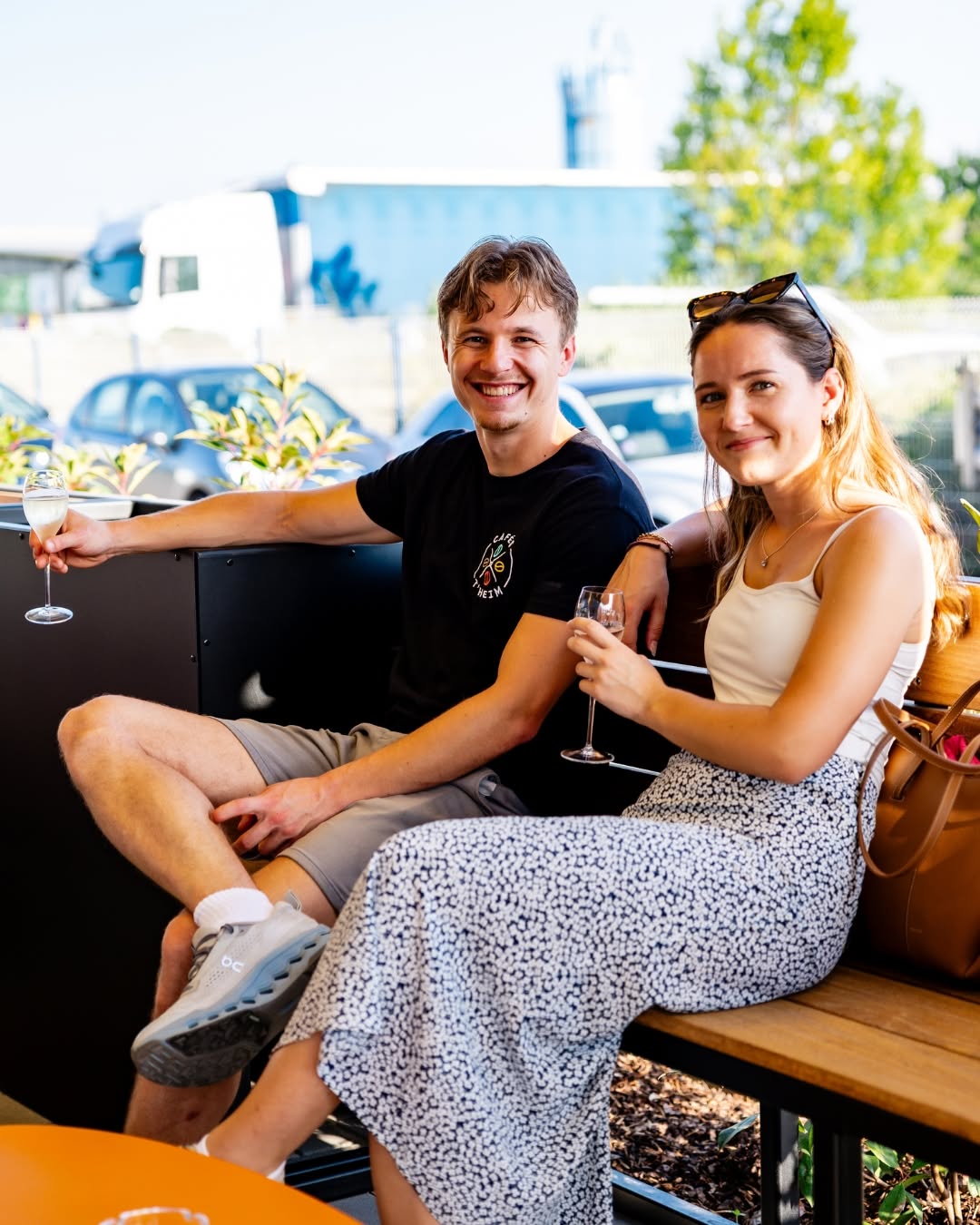 Des clients en terrasse au Bar le 33